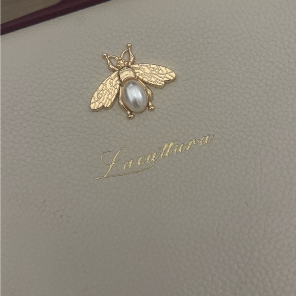 LACATTURA classic bee accent ivory leather makeup travel case bag - Picture 3 of 12